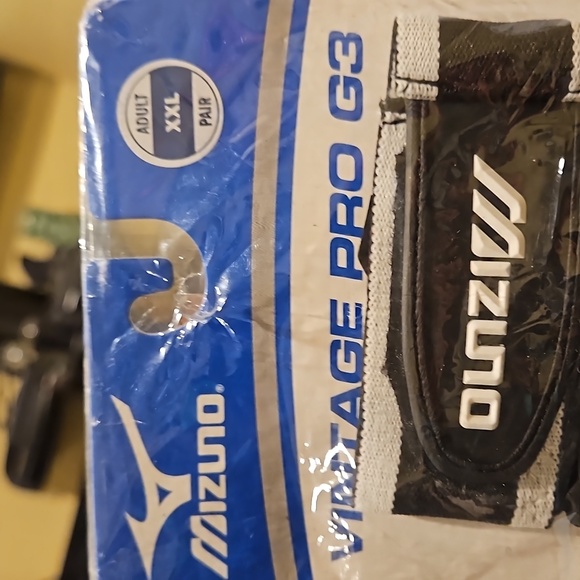 3 Pair of brand new batting gloves 2 of the. 2xl and 1 is xl - Picture 4 of 7